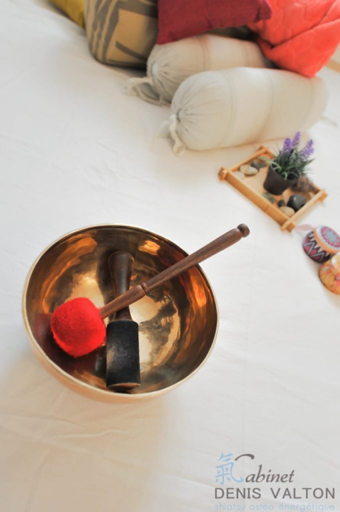 Bols tibétains et coussins pour la thérapie Shiatsu et la méditation.