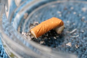 cigarette écrasée dans un cendrier