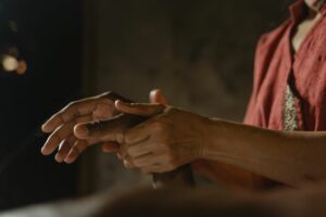 mains noir d'une femme qui masse une main